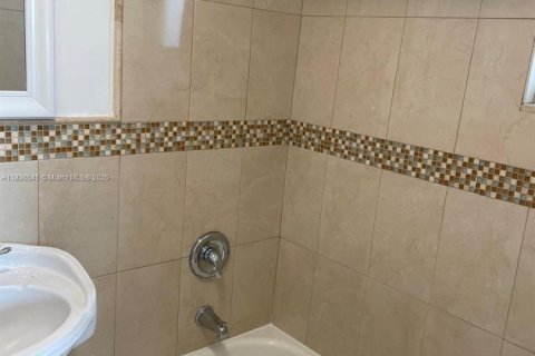 Villa ou maison à louer à Miami, Floride: 4 chambres, 164.07 m2 № 1820253 - photo 13