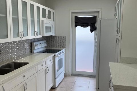 Villa ou maison à louer à Miami, Floride: 4 chambres, 164.07 m2 № 1820253 - photo 3