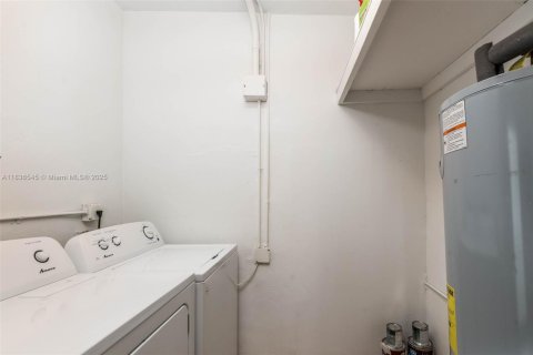 Villa ou maison à louer à Miami, Floride: 4 chambres, 164.07 m2 № 1820253 - photo 17