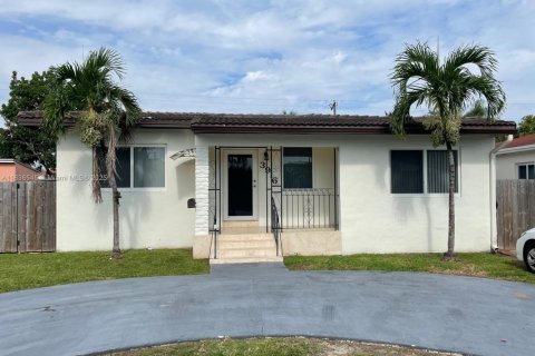 Villa ou maison à louer à Miami, Floride: 4 chambres, 164.07 m2 № 1820253 - photo 1