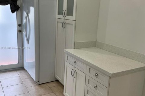 Villa ou maison à louer à Miami, Floride: 4 chambres, 164.07 m2 № 1820253 - photo 4