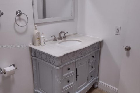 Villa ou maison à louer à Miami, Floride: 4 chambres, 164.07 m2 № 1820253 - photo 12
