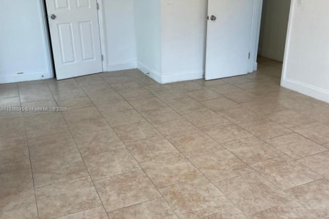 Villa ou maison à louer à Miami, Floride: 4 chambres, 164.07 m2 № 1820253 - photo 9