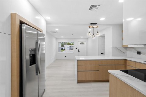 House in Tampa, Florida 5 bedrooms, 151.43 sq.m. № 1825337 - photo 12