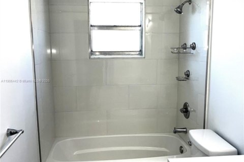 Villa ou maison à louer à Miami, Floride: 3 chambres, 165.83 m2 № 1957174 - photo 21