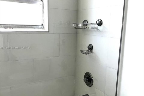 Villa ou maison à louer à Miami, Floride: 3 chambres, 165.83 m2 № 1957174 - photo 22