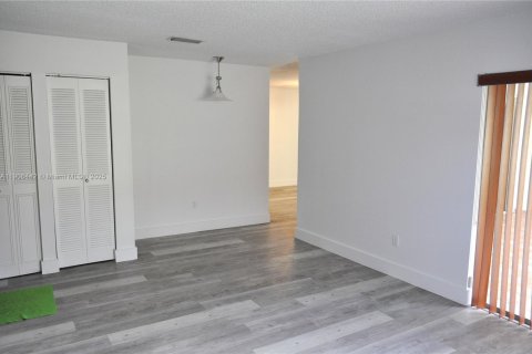 Villa ou maison à louer à Miami, Floride: 3 chambres, 165.83 m2 № 1957174 - photo 2