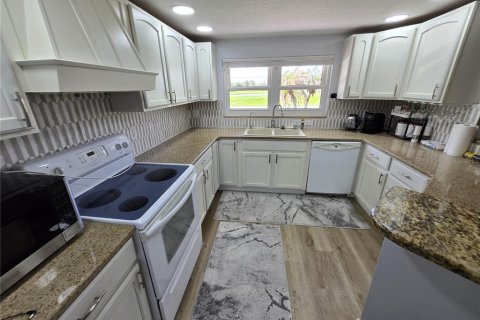 House in Kissimmee, Florida 3 bedrooms, 191.75 sq.m. № 2236554 - photo 9