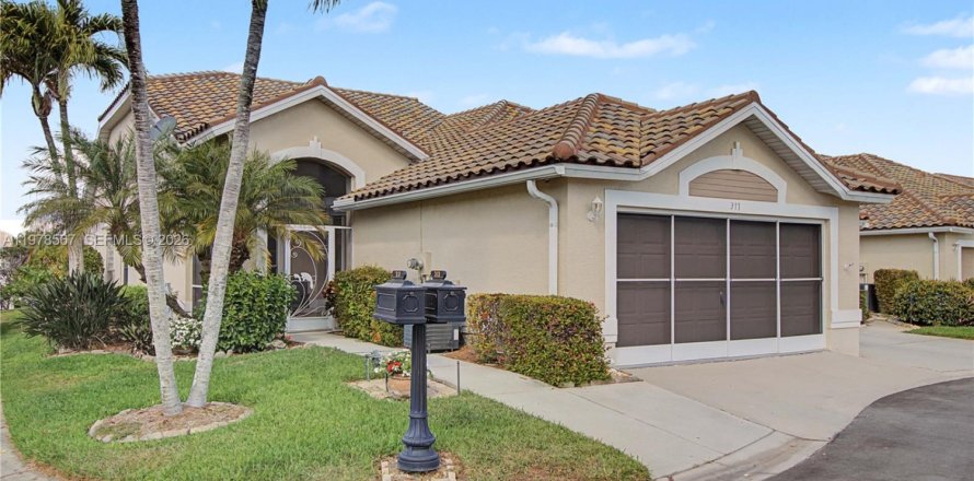 House in Naples, Florida 3 bedrooms, 137.59 sq.m. № 2044449