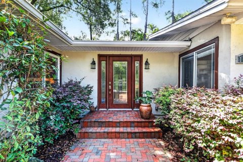House in Gainesville, Florida 4 bedrooms, 365.85 sq.m. № 2344768