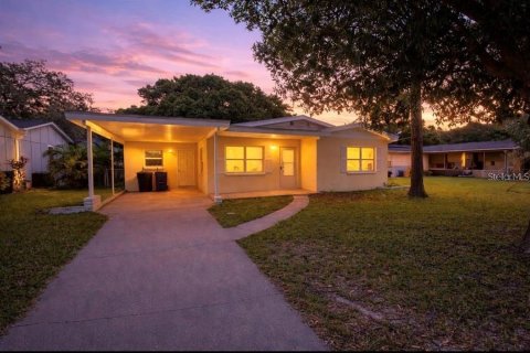 House in Dunedin, Florida 2 bedrooms, 97.83 sq.m. № 2393886