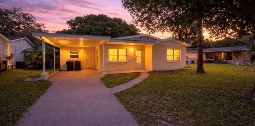 House in Dunedin, Florida 2 bedrooms, 97.83 sq.m. № 2393886