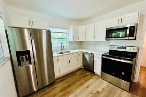 House in Dunedin, Florida 2 bedrooms, 97.83 sq.m. № 2393886 - photo 4
