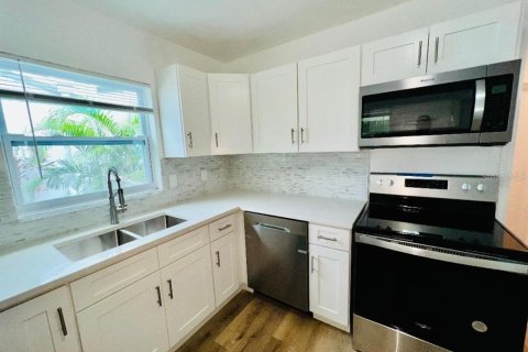 House in Dunedin, Florida 2 bedrooms, 97.83 sq.m. № 2393886 - photo 6