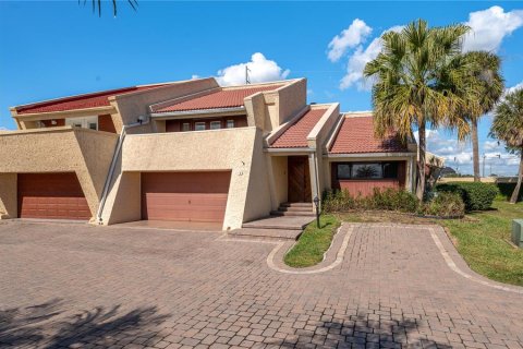 House in Winter Haven, Florida 3 bedrooms, 220.83 sq.m. № 2166296 - photo 2