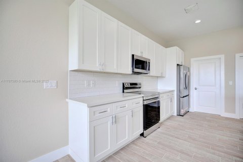 House in Sebring, Florida 2 bedrooms, 156.63 sq.m. № 1704185 - photo 12