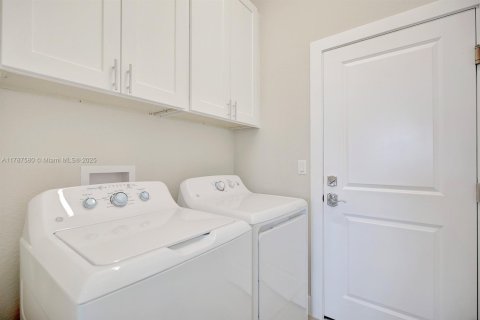 House in Sebring, Florida 2 bedrooms, 156.63 sq.m. № 1704185 - photo 15