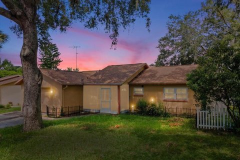 House in New Port Richey, Florida 2 bedrooms, 114.83 sq.m. № 2219838
