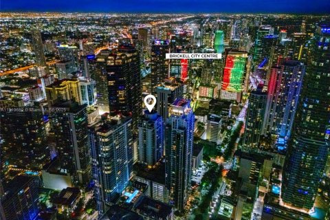 Condominio en Miami, Florida, 1 dormitorio  № 1977096