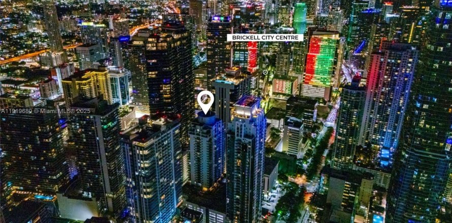 Condominio en Miami, Florida, 1 dormitorio  № 1977096