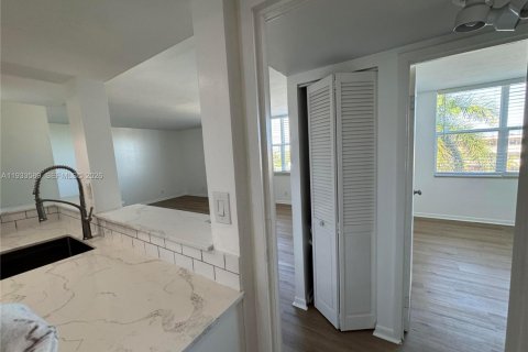 Condominio en venta en Fort Lauderdale, Florida, 1 dormitorio, 66.89 m2 № 1991324 - foto 22