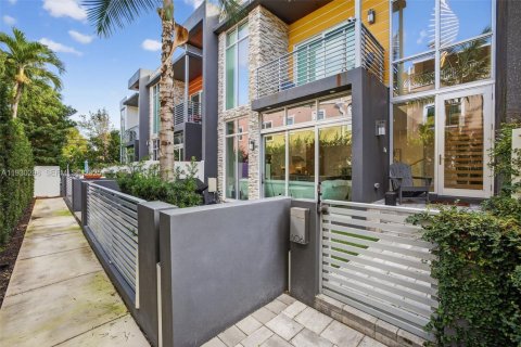 Townhouse in Fort Lauderdale, Florida 3 bedrooms, 184.04 sq.m. № 1991055 - photo 2