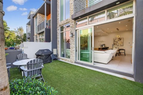 Townhouse in Fort Lauderdale, Florida 3 bedrooms, 184.04 sq.m. № 1991055 - photo 3