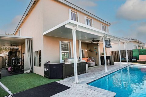 Casa en venta en Homestead, Florida, 5 dormitorios, 263.38 m2 № 1990361 - foto 1