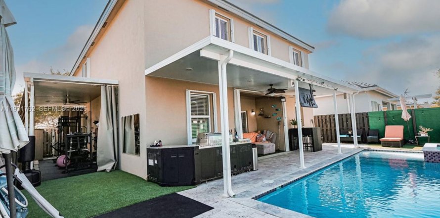 Casa en Homestead, Florida 5 dormitorios, 263.38 m2 № 1990361