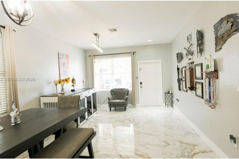 Casa en venta en Homestead, Florida, 5 dormitorios, 263.38 m2 № 1990361 - foto 9