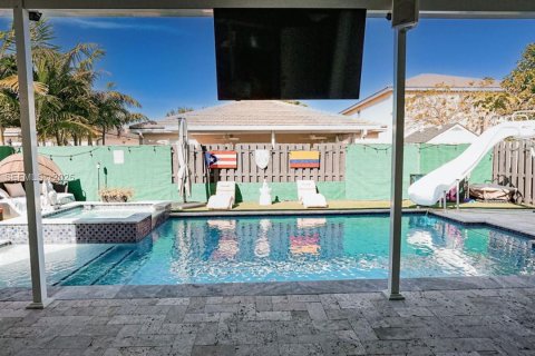 Casa en venta en Homestead, Florida, 5 dormitorios, 263.38 m2 № 1990361 - foto 2