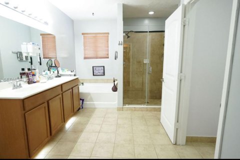 Casa en venta en Homestead, Florida, 5 dormitorios, 263.38 m2 № 1990361 - foto 16