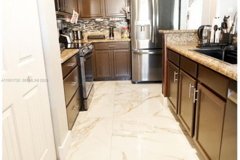 Casa en venta en Homestead, Florida, 5 dormitorios, 263.38 m2 № 1990361 - foto 6