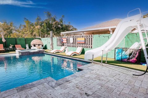 Casa en venta en Homestead, Florida, 5 dormitorios, 263.38 m2 № 1990361 - foto 3