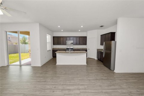 Casa en venta en Lakeland, Florida, 5 dormitorios, 179.95 m2 № 1852851 - foto 3
