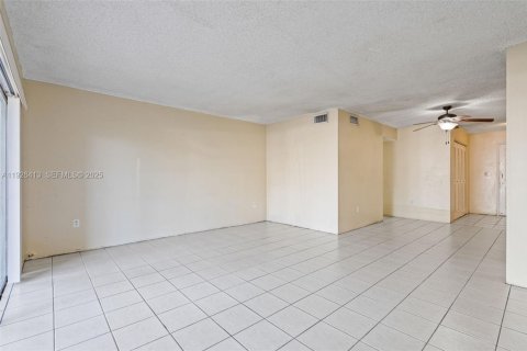 Copropriété à vendre à Miami, Floride: 1 chambre, 106.74 m2 № 1986285 - photo 9