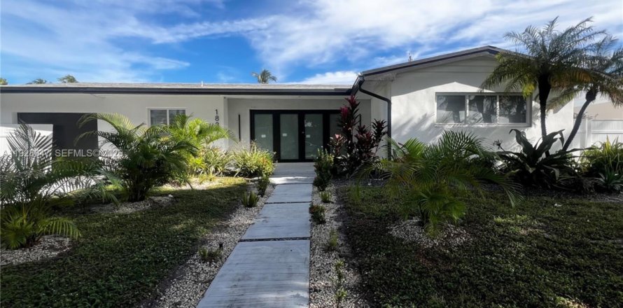 Villa ou maison à North Miami Beach, Floride 5 chambres, 165.55 m2 № 1988645