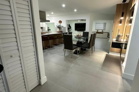 House in Weston, Florida 4 bedrooms, 169.55 sq.m. № 1818022 - photo 8