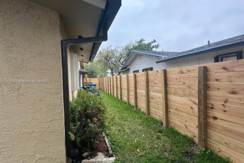 House in Weston, Florida 4 bedrooms, 169.55 sq.m. № 1818022 - photo 28