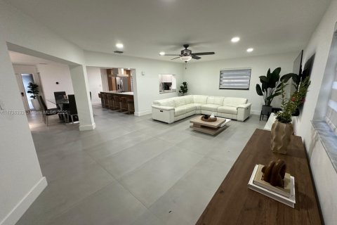 House in Weston, Florida 4 bedrooms, 169.55 sq.m. № 1818022 - photo 5