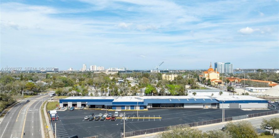 Commercial property in South Daytona, Florida № 2090642