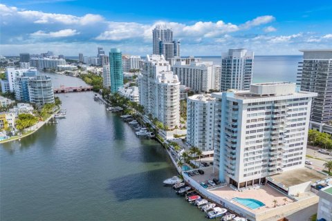Condo in Miami Beach, Florida, 1 bedroom  № 1929772 - photo 29