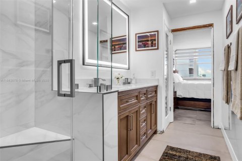 Condo in Miami Beach, Florida, 1 bedroom  № 1929772 - photo 16