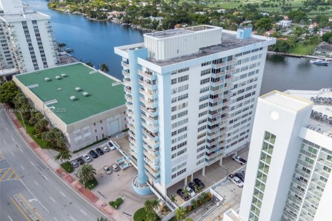 Condo in Miami Beach, Florida, 1 bedroom  № 1929772 - photo 27