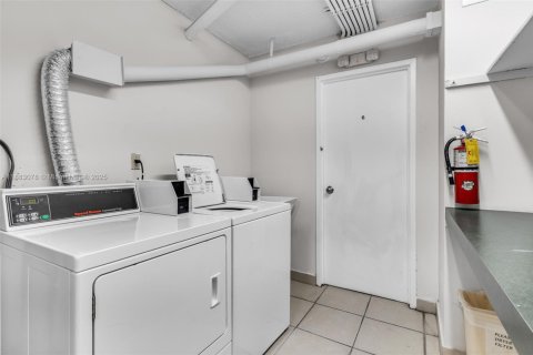 Condo in Miami Beach, Florida, 1 bedroom  № 1929772 - photo 18