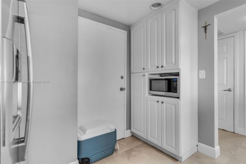 Condo in Miami Beach, Florida, 1 bedroom  № 1929772 - photo 6