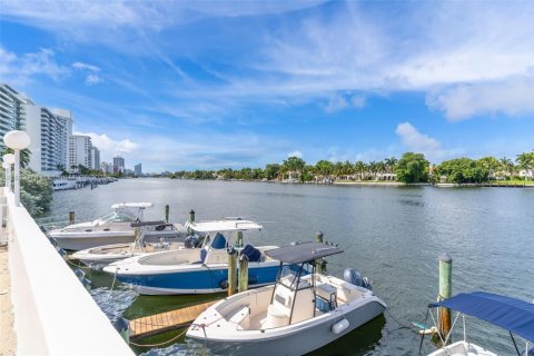Condo in Miami Beach, Florida, 1 bedroom  № 1929772 - photo 24