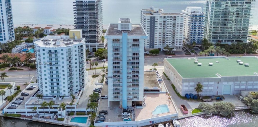 Condo in Miami Beach, Florida, 1 bedroom  № 1929772