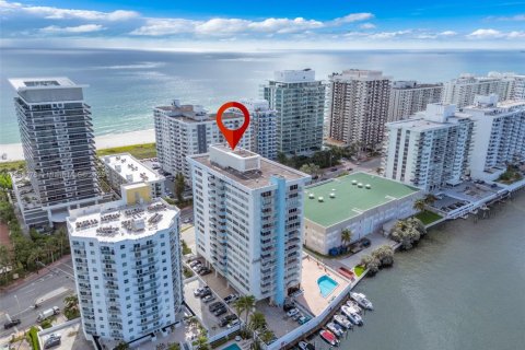 Condo in Miami Beach, Florida, 1 bedroom  № 1929772 - photo 30