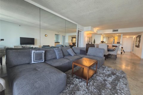 Condo in Miami, Florida, 3 bedrooms  № 1861796 - photo 1